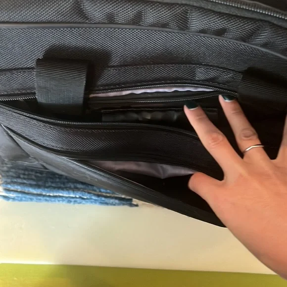 Mens Laptop Bag. Extremely Spacious. Used in good condition - Picture 2 of 4